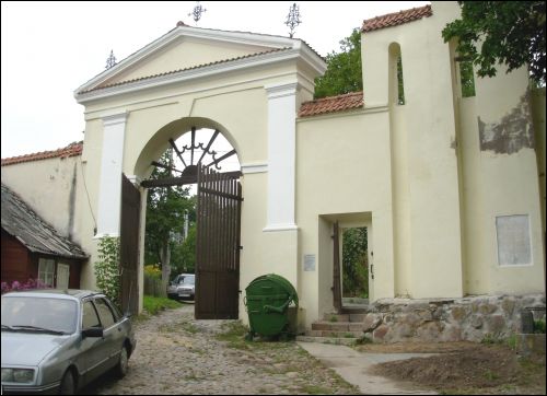  - Cmentarz Bernardyński. Brama i dzwonnica od południa ( z wewnątrz cmentarza). Fot. 09 2007