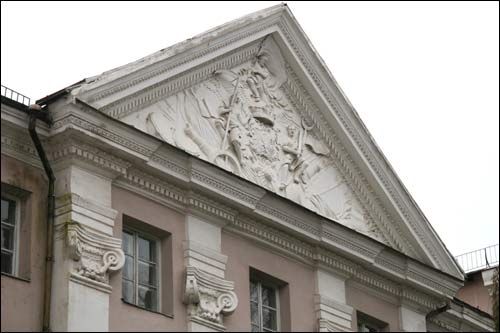  - Pałac Słuszków. Fronton