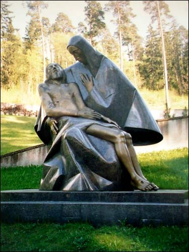 Wilno |  Cmentarz na Antokolu. Pieta ku czci poległych obrońców wieży telewizyjenej w 1991 r (S. Kuzma)