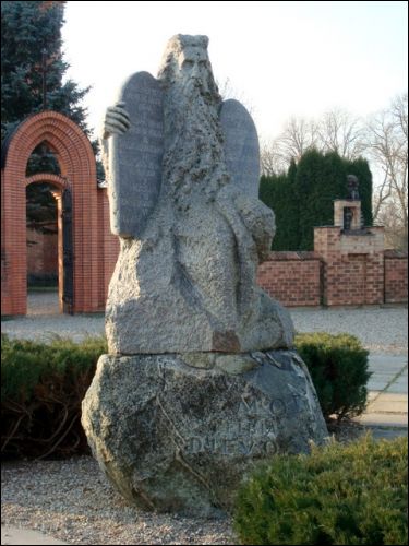 Кернаве.  Скульптурные памятники