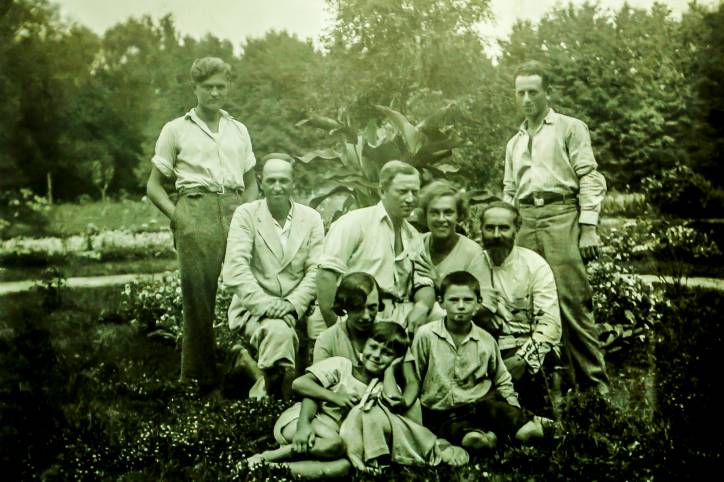  - Dwór . W ogrodzie dworu w Orłowiczach.Myśle,że są to mieszkańcy dworu z rodziną,ale pewności nie mam.