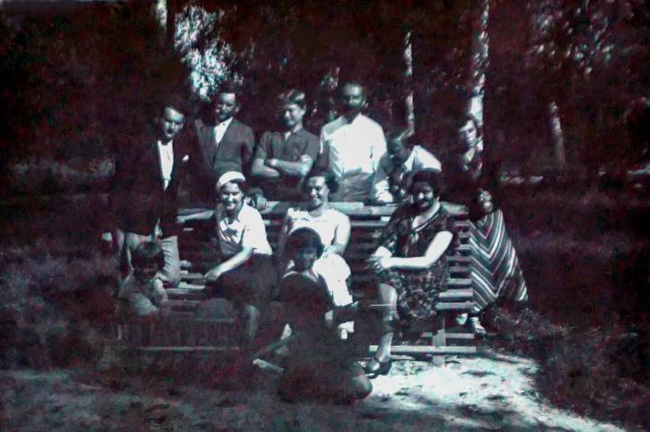  - Dwór . Zdjęcie zrobione w ogrodzie dworu w Orłowiczach w kwietniu 1934 roku.<br>Trzeci z lewej Andrzej Lecyk.