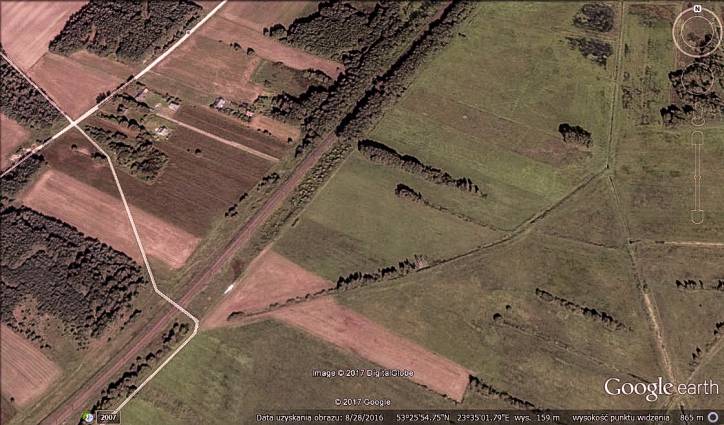  - Dwór . Zdjęcie z Google Earth wykonane 28 sierpnia 2016 roku.Wytypowałem to miejsce jako najbardziej prawdopodobne <br>usytuowania dworu ale pewności nie mam.