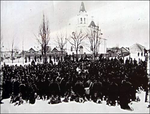  - Cerkiew św. Jerzego. Parada wojskowa przed cerkwią, fot. 1914 r