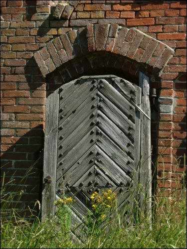  - Cerkiew Opieki Matki Boskiej. Murowana brama, fragment