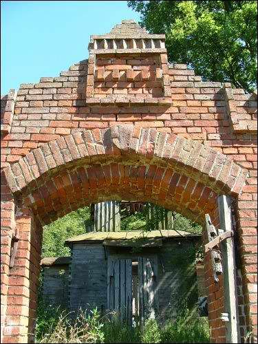  - Cerkiew Opieki Matki Boskiej. Murowana brama, fragment