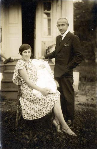  - Dwór Achmatowiczów. Konstanty i Alina Achmatowiczowie z synkiem Olkiem (1930)