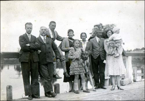  - Dwór Achmatowiczów. Teniukowszczyzna 1931. Drugi z lewej strony stoi Aleksander Achmatowicz, senior rodu.