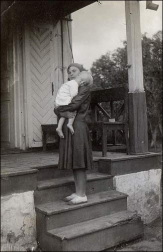  - Dwór Achmatowiczów. Oleś z niańką (1931)