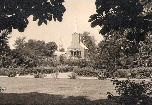  - Cerkiew Św. Trójcy. Widok od strony dworu na dawny kościół katolicki (dziś - cerkiew). Fot. z 1936 r. (Z archiwum rodziny Rothów)
