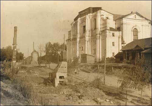  - Kościół M.B. Szkaplerznej i klasztor Karmelitów. W latach 30 XX w kościół przebudowano na dom kultury; kopułę i wieże zburzono. Tak wyglądał kościól w roku 1941