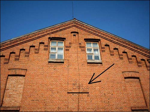  - Dwór gospodarczy Nowomiejskich. Data 1901 rok na domie mieszkalnym pracowników folwarku