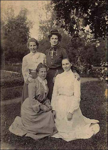  - Farmstead of Domański. Photo 1901. Stands: Czarnocka, Jadwiga Abłamowiczówna ; siting Czarnocka, Wiktorja Abłamowiczówna