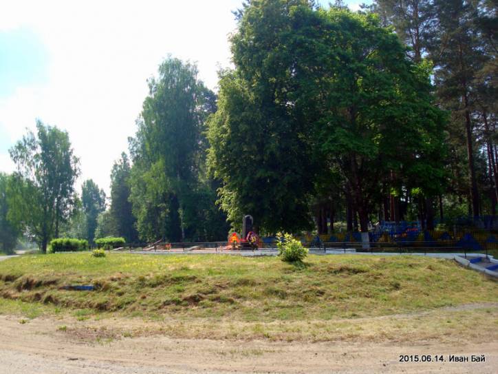  - В деревне . Место где стояла церковь.В настоящее время там расположено братское кладбище ВОВ