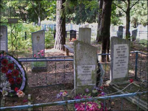  - Dwór Chruckich. Groby Chruckich na cmentarzu