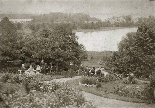  - Dwór Abłamowiczów. Widok od strony dwory w kierunku jeziora Biała Hańcza (fot. 1867 r., z archiwum D. Abłamowicza)
