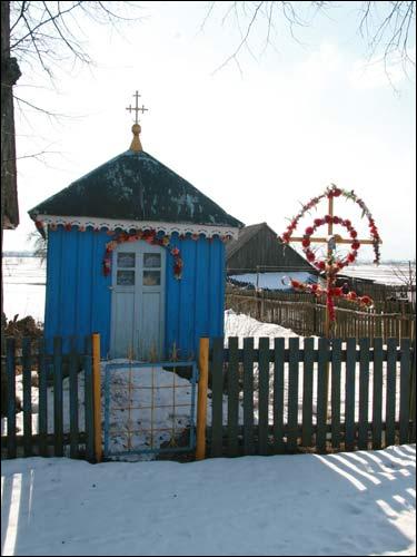 Kapliczka przydrożna w Podlesiu (2010-03-08) Podlesie. Kapliczka przydrożna