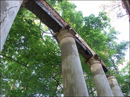  - The tomb . Ruins of chapel