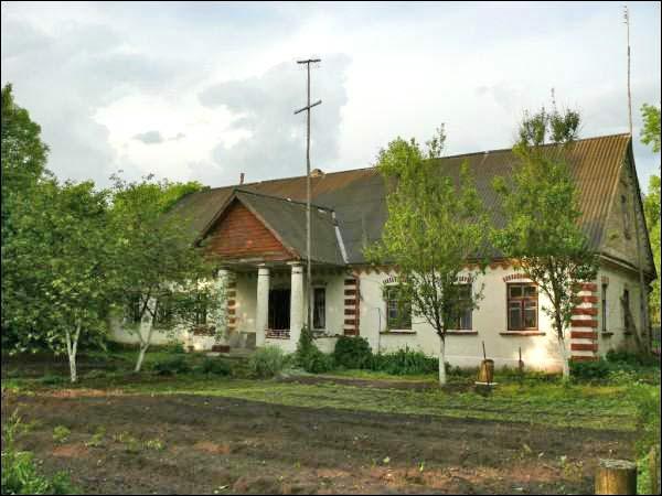 Narašy.   Former school building