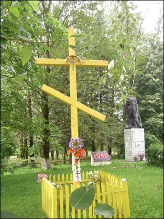  - У вёсцы . Крыж на месцы спаленай у 1943 годзе царквы
