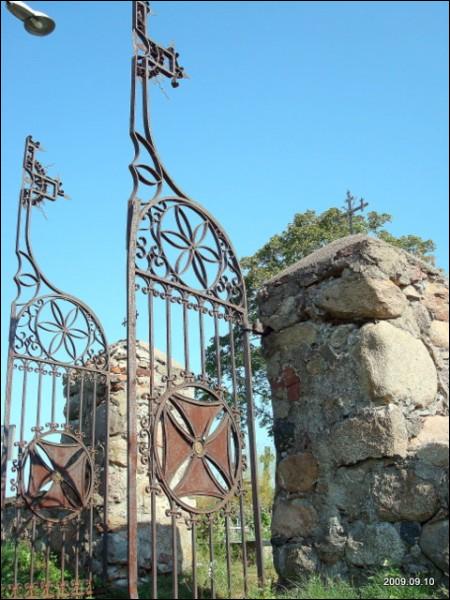 Интурке |  Кладбище католическое. Ворота кладбища