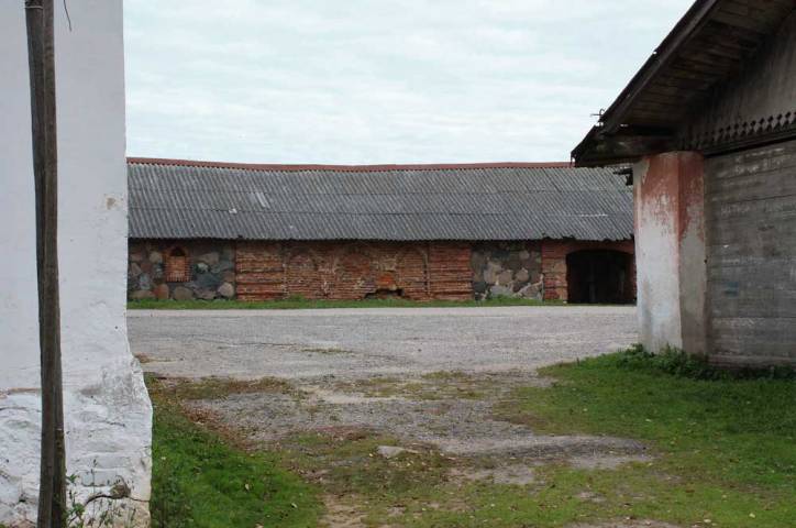  - Dwór gospodarczy . 