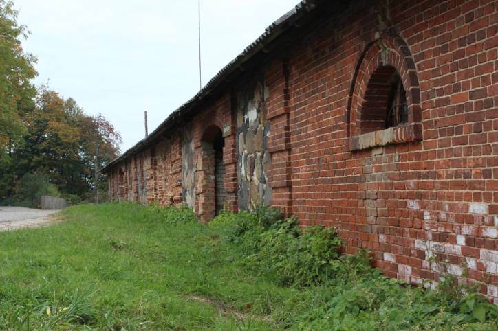  - Dwór gospodarczy . 