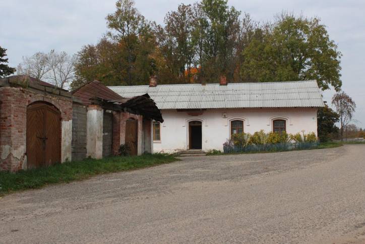  - Dwór gospodarczy . 