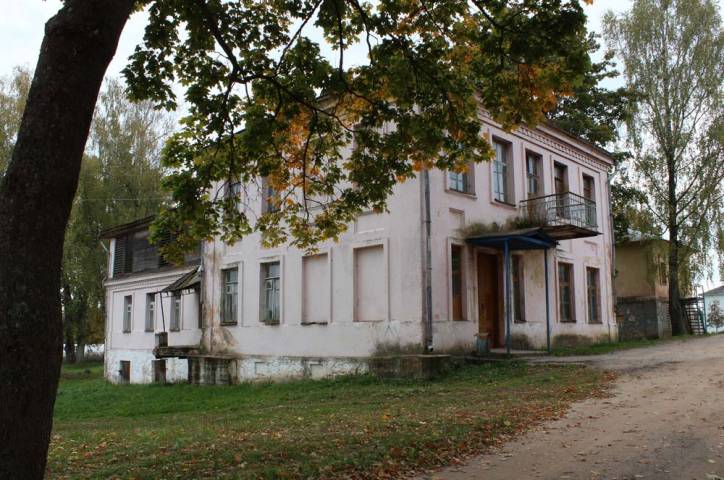  - Dwór gospodarczy . 