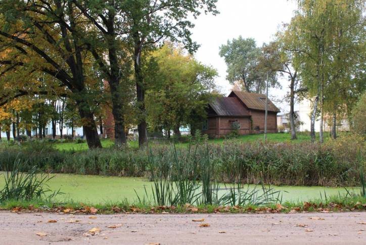  - Dwór gospodarczy . 