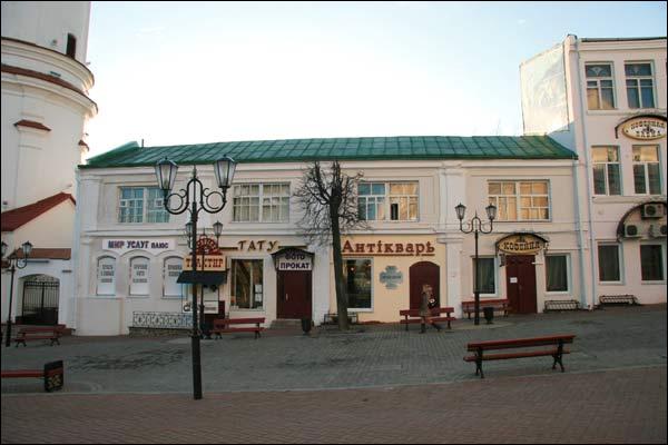  - Гістарычная забудова вул. Суворава (Узгорская). вул. Суворава, 2 (былыя гандлёвыя рады канец ХVIII ст., фрагмент). Фота 11.2009