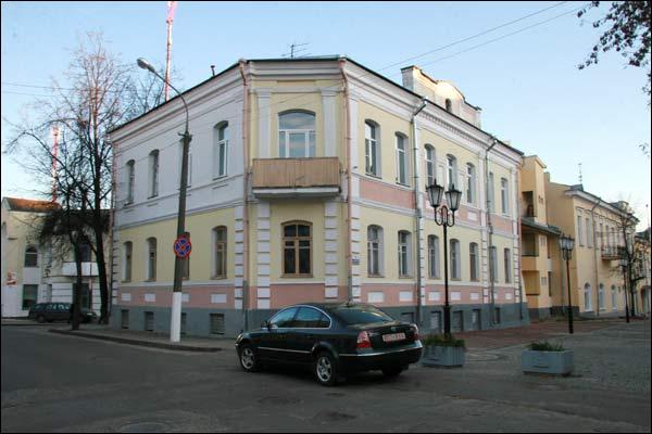  - Гістарычная забудова вул. Суворава (Узгорская). Дом (XIX/XX ст.) на рагу вул. Суворава (№7) і вул. Янкі Купалы (№8). Фота 11.2009