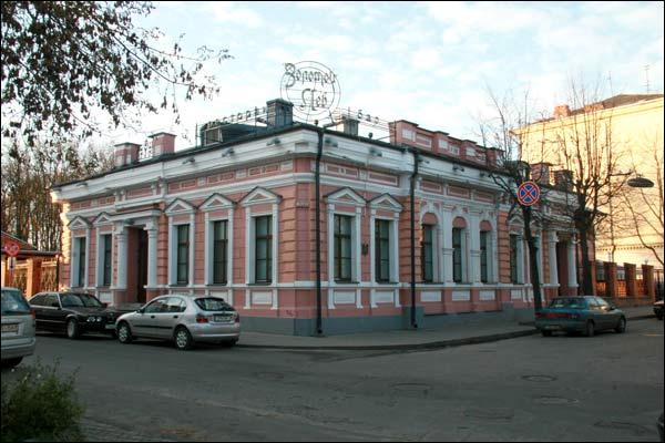  - Гістарычная забудова вул. Суворава (Узгорская). Гарадскі асабняк (сяр.ХІХст.) на рагу вул. Янкі Купалы (№13) і Суворава (№20). Фота 11.2009