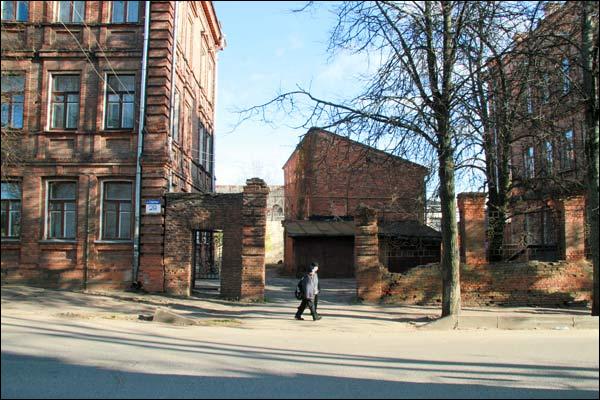  - Гістарычная забудова вул. Суворава (Узгорская). Брама паміж дамамі №№27 і 29 па вул. Суворава. Фота 11.2009