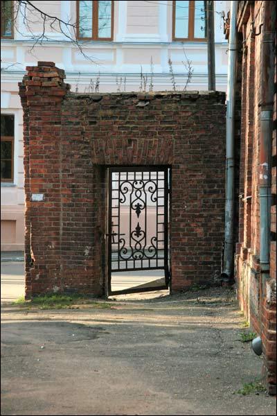  - Гістарычная забудова вул. Суворава (Узгорская). Брама паміж дамамі №№27 і 29 па вул. Суворава. Фота 11.2009