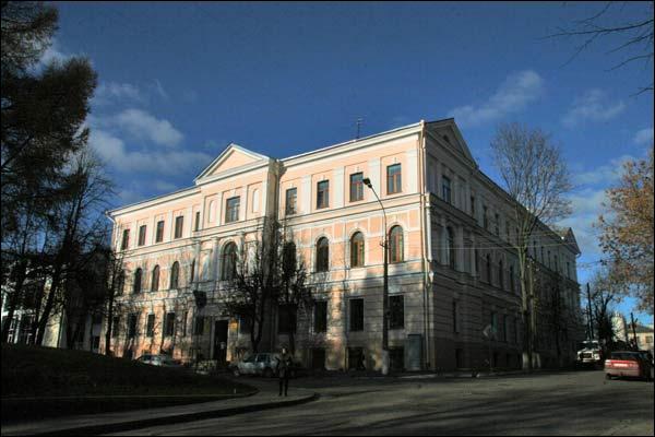  - Гістарычная забудова вул. Суворава (Узгорская). Будынак на рагу вул. Чэхава (№11) і Суворава (былое мужчынскае духоўнае вучылішча). Фота 11.2009