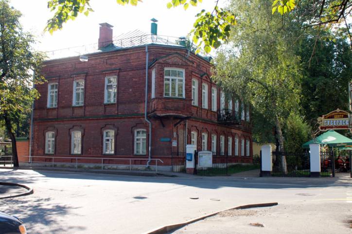  - Гістарычная забудова вул. Камсамольская (Ніжне-Пятроўская). Камсамольская 13