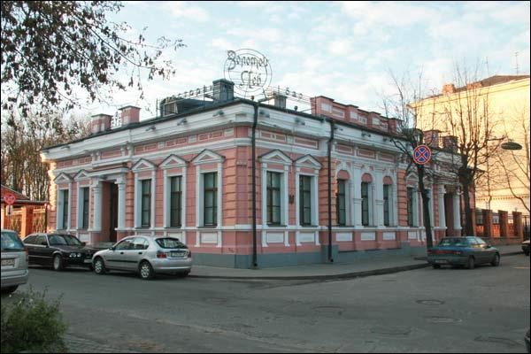 Witebsk |  Budynki zabytkowe ul. Janki Kupały (zaw. Babikin, zaw. Chajkina). Pałacyk miejski (XIX w.) na rogu ul. Janki Kupały (13) i Suworowa (20). Foto 11.2009