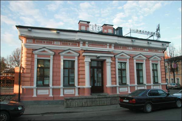 Witebsk |  Budynki zabytkowe ul. Janki Kupały (zaw. Babikin, zaw. Chajkina). Pałacyk miejski (XIX w.). Fasada po ul. Janki Kupały (13). Foto 11.2009