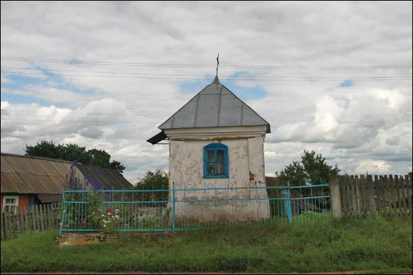  - Kapliczka przydrożna . Widok od południa (fot. 07.2009)
