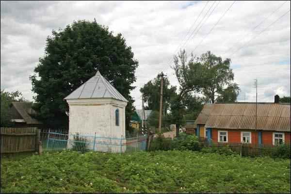  - Kapliczka przydrożna . Widok od wschodu (fot. 07.2009)