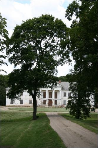 Manor house seen from the entrance gate Aštrioji Kirsna. Estate