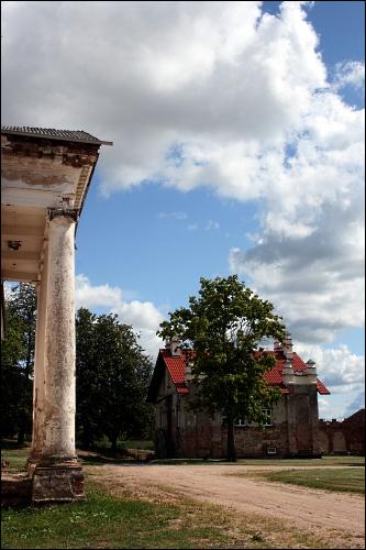 The palace and the kitchen Aštrioji Kirsna. Estate