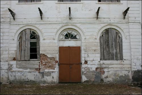 Fragment of the garden facade of the palace Aštrioji Kirsna. Estate