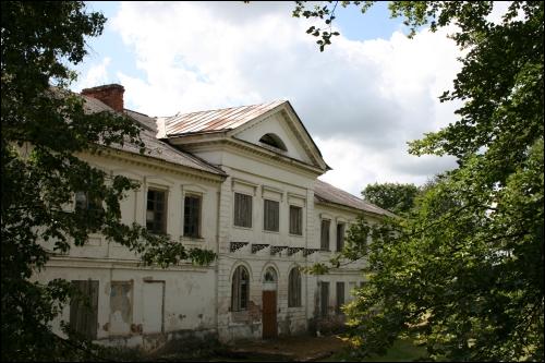 Garden facade of the palace Aštrioji Kirsna. Estate
