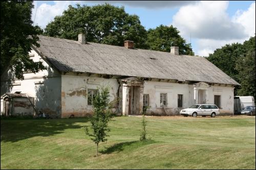 Oficyna Aštrioji Kirsna. Estate