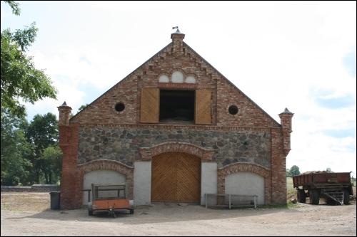 The stables Aštrioji Kirsna. Estate