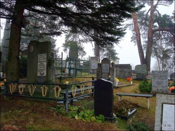 Keturiasdešimt Totorių. cemetery Village