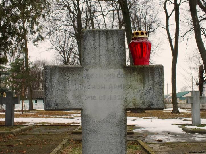  - Tomb of Polish soldiers died in 1920 . 