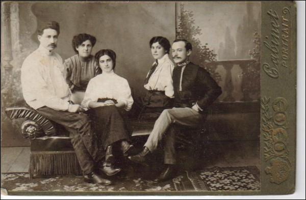  - Miasto na starych fotografiach . 